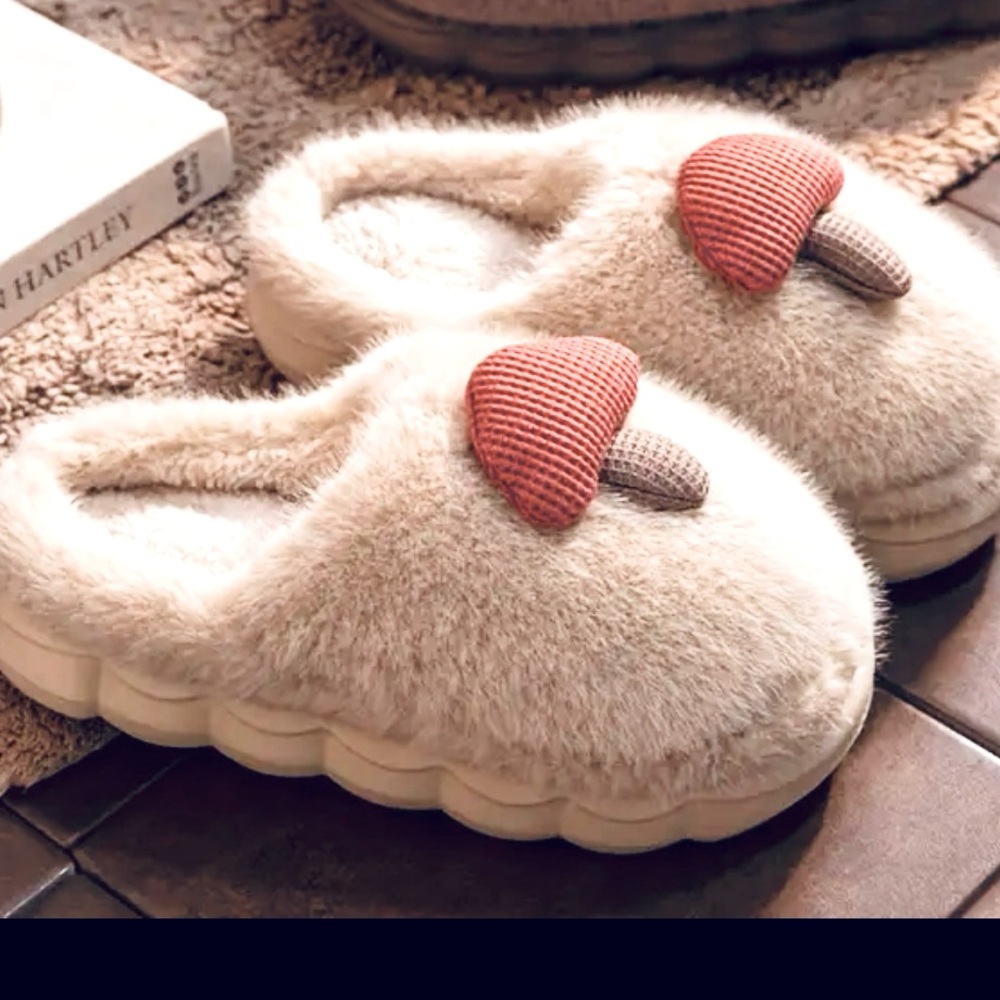 NEW Mushroom puffy appliqué fuzzy plush cream tan faux fur slippers size 7/8 - Picture 6 of 10